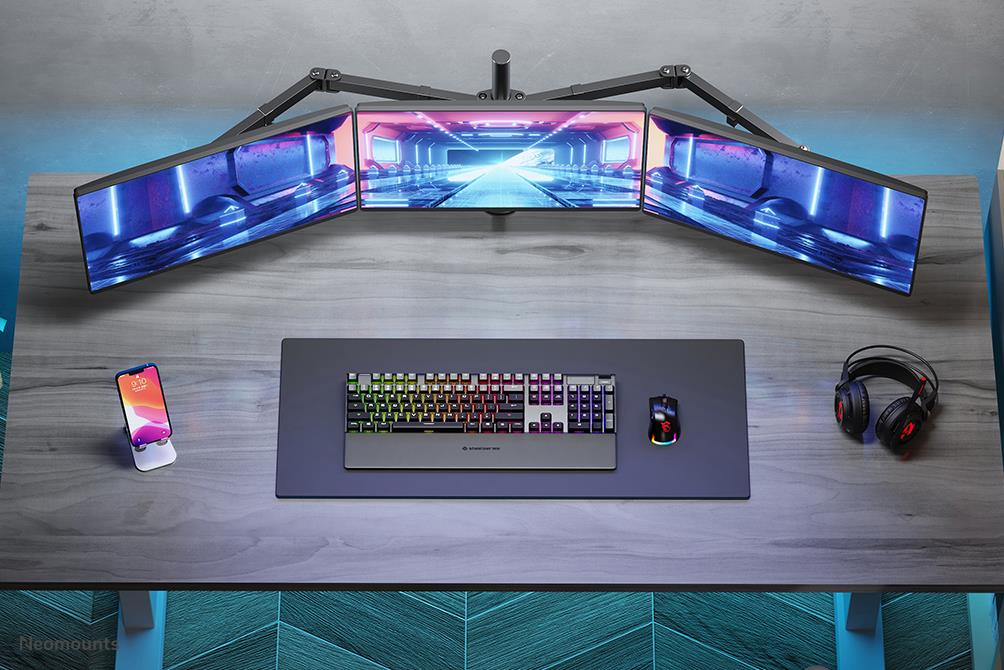 Neomounts Gibljivi nosilec za 3 monitorje 10-27''